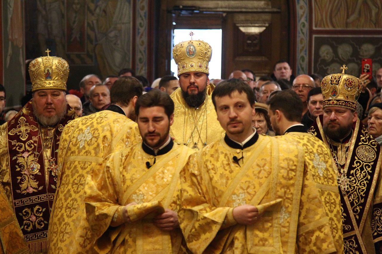 &quot;Это прекрасно&quot;: украинцы о первой литургии митрополита Епифания