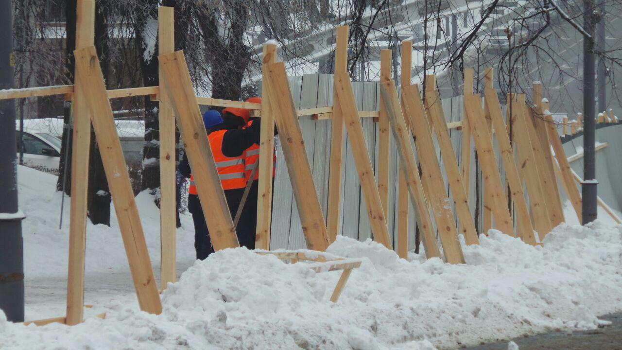 Аллею Героев Небесной сотни обнесли забором: что происходит