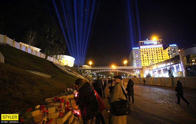 Лучи Достоинства озарили Майдан Независимости (фоторепортаж)