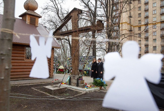 Охорона Зеленського не давала рідним Небесної Сотні вшанувати їх пам'ять (відео)