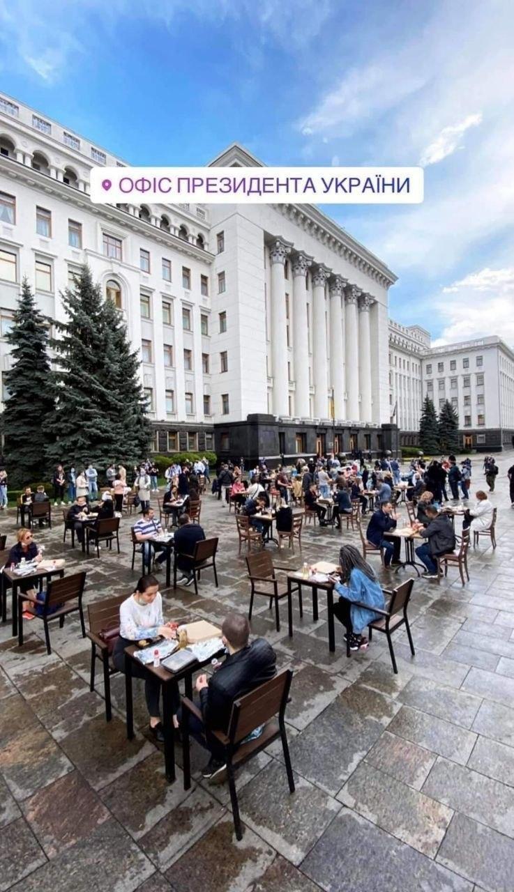 Під Офісом президента активісти "відкрили" ресторан: Зеленському залишили столик (відео)
