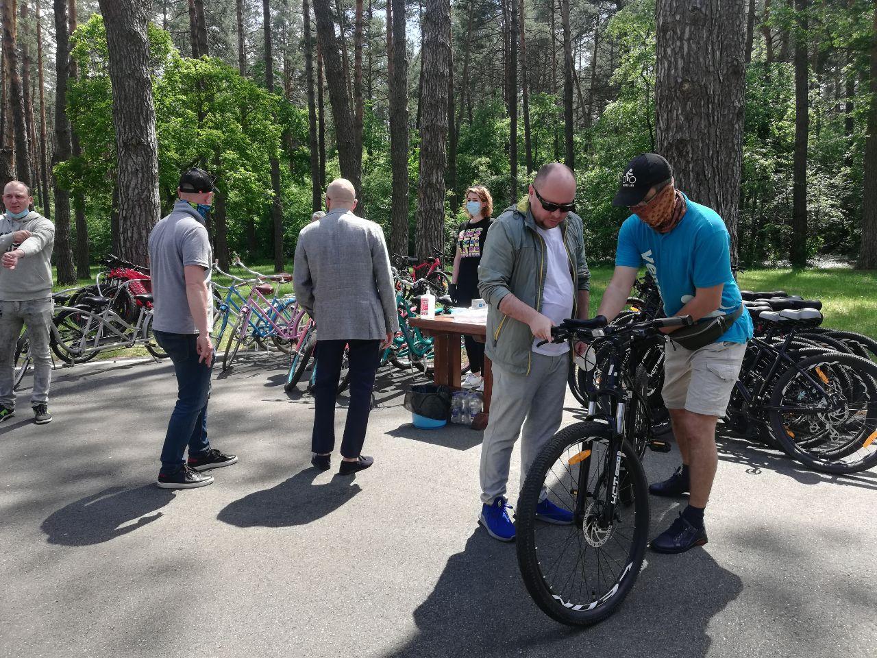 Зеленский вывез журналистов в лес: что он там делает (фото)