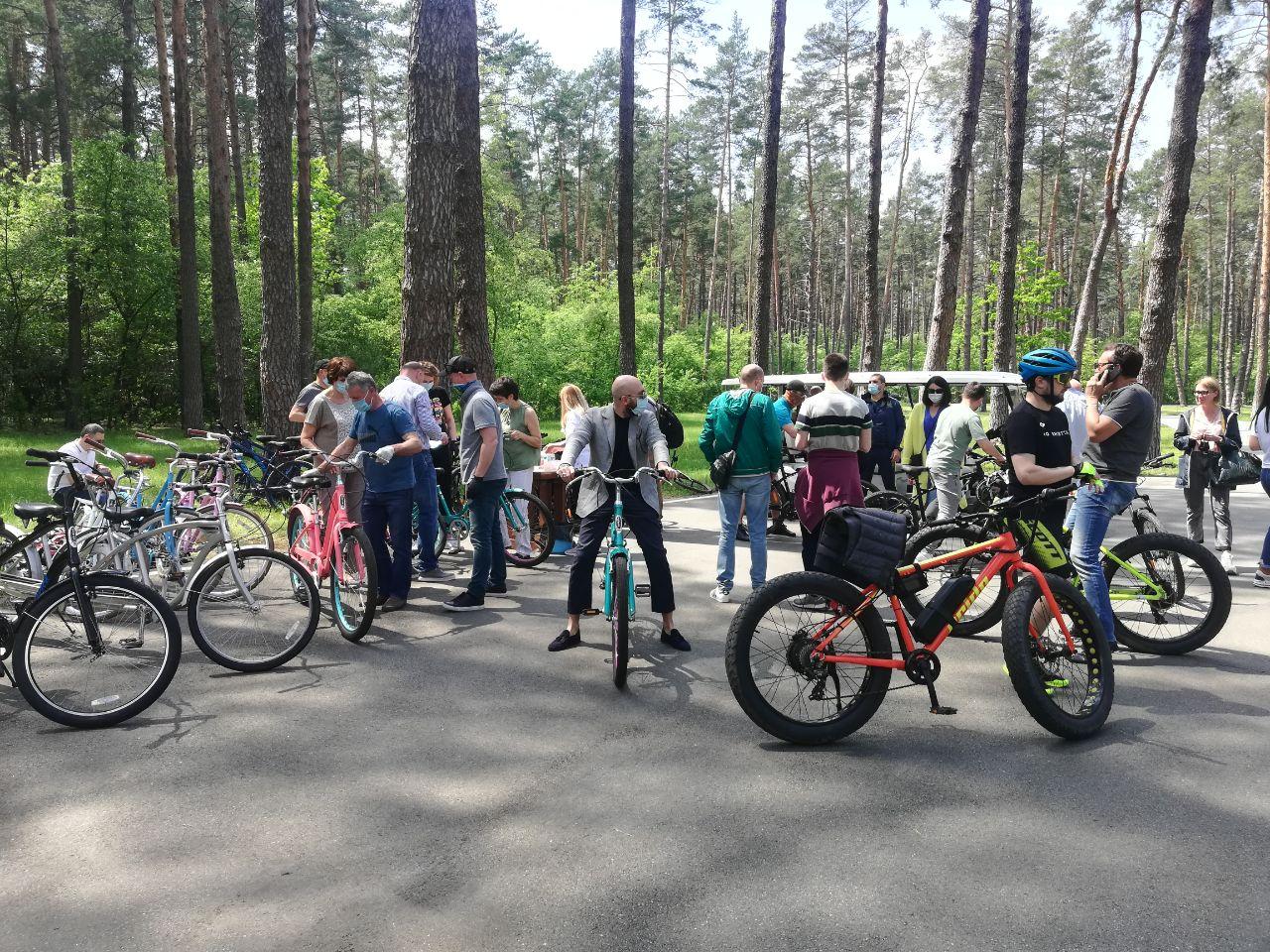 Зеленский вывез журналистов в лес: что он там делает (фото)