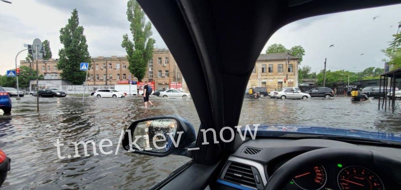 Киев ушел под воду после очередного ливня: фото и видео