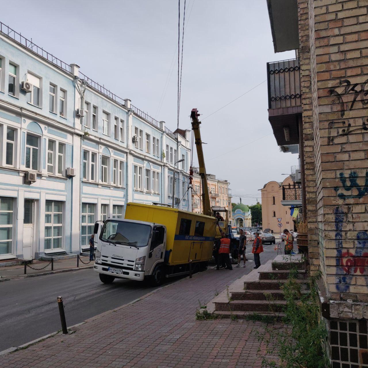 В центре Киева под асфальт провалилась машина "Водоканала" (фото)