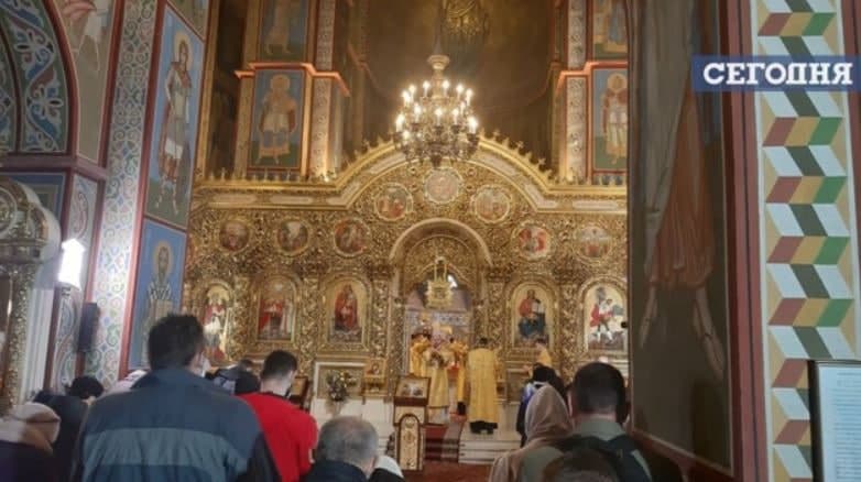 Не ресторанами едиными: в сети показали, как известные храмы Киева проигнорировали карантин