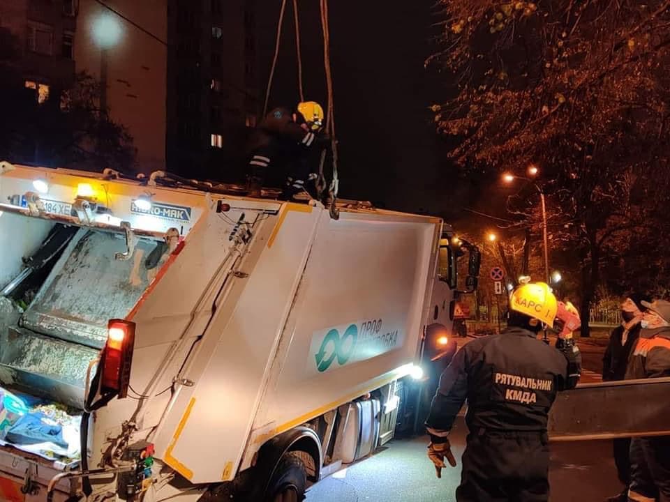 У Києві під сміттєвозом провалився щойно укладений асфальт (відео)