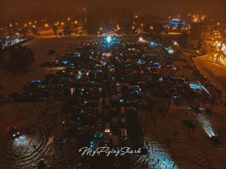 В Харькове засияла елка из авто рекордных размеров (фото, видео)