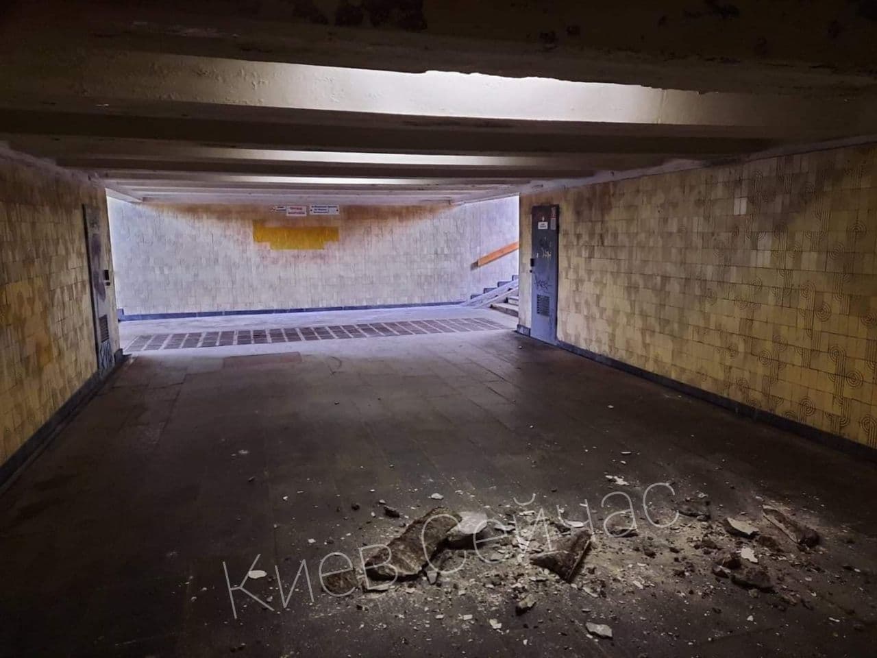 В переходе киевского метро произошел обвал: "он устал" (фото)