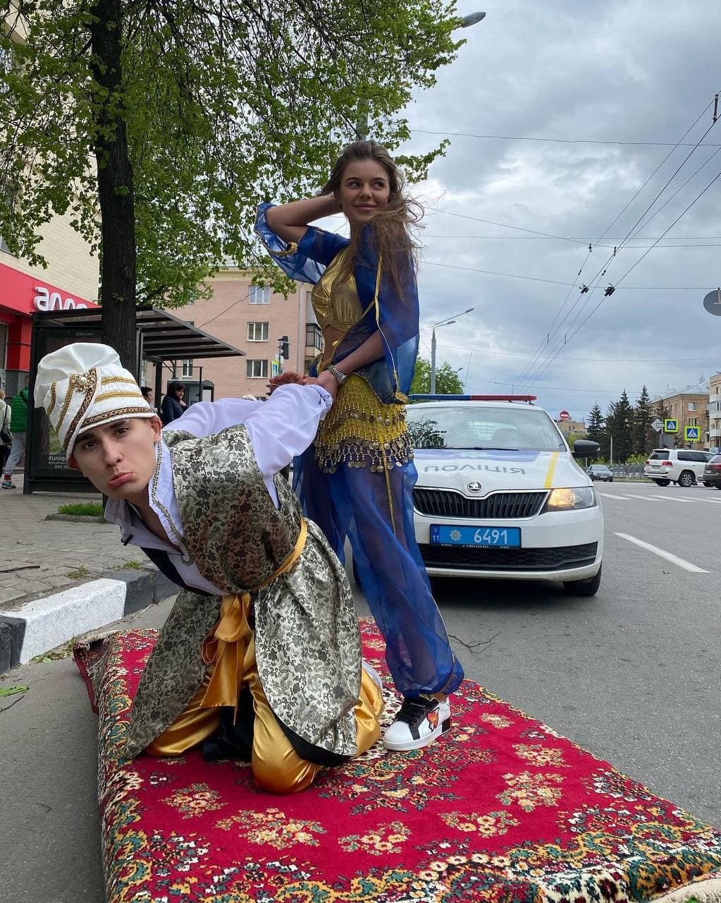У Харкові молоді люди каталися на "килимі-літаку": чим закінчилася забава (відео і фото)