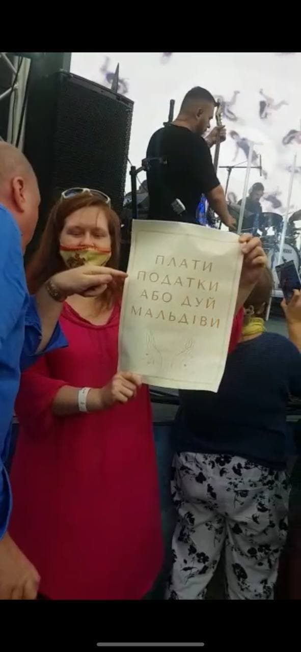 Втекла з величезною кількістю охорони: у Москві зірвали концерт Ані Лорак (відео)