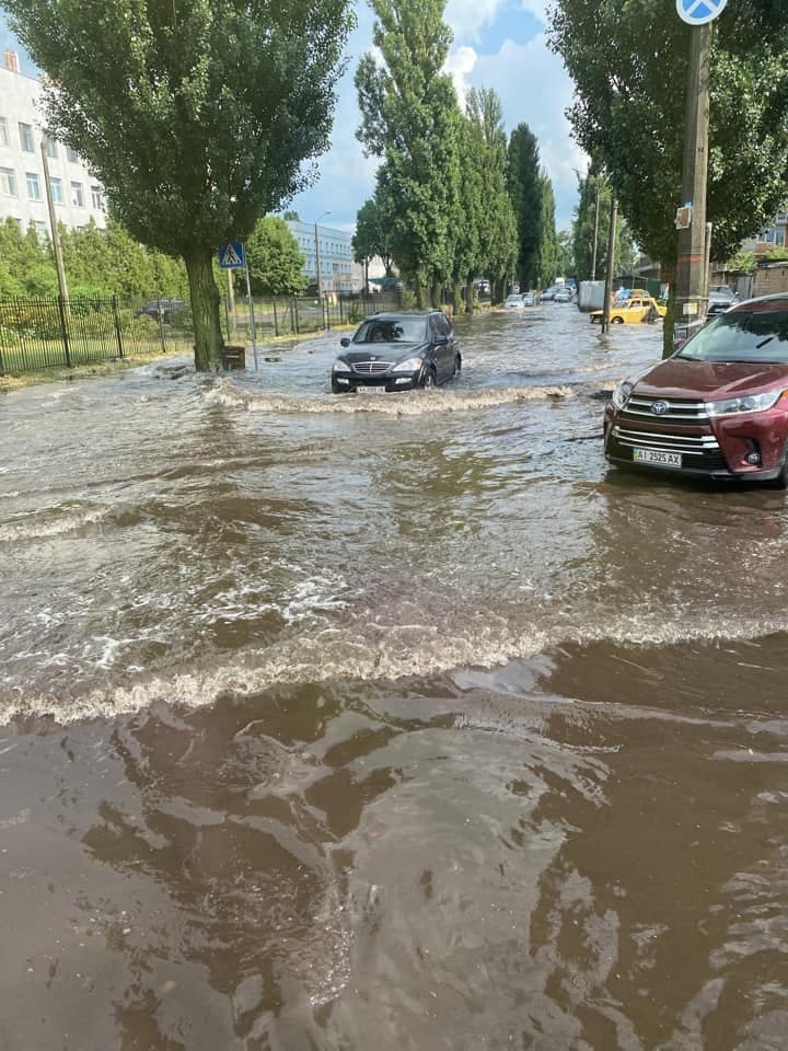 Жителів Києва та області попередили про град, грози та шквали: вже затоплені вулиці і будинки