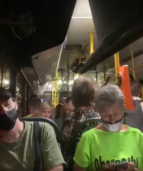 В Киеве в автобусе рухнула часть крыши: реакция пассажиров удивляет (фото)