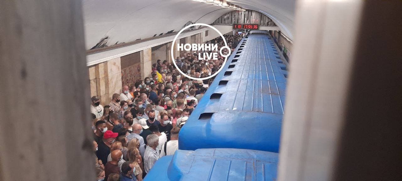ЧП в метро Киева: поезда остановились, на станциях давка (фото)