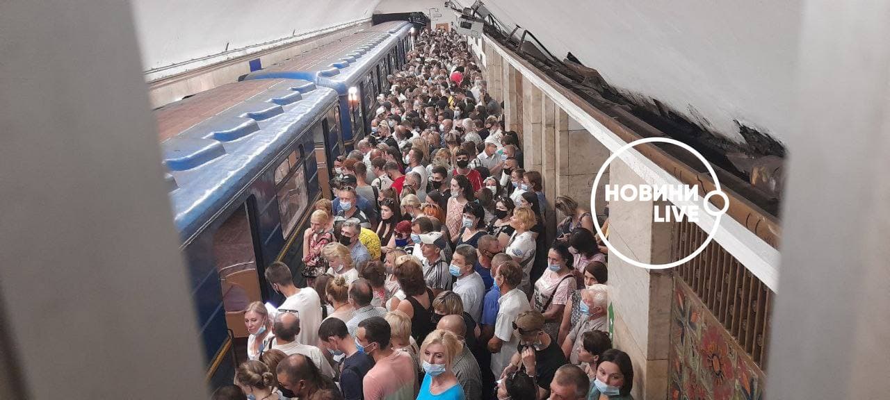 ЧП в метро Киева: поезда остановились, на станциях давка (фото)