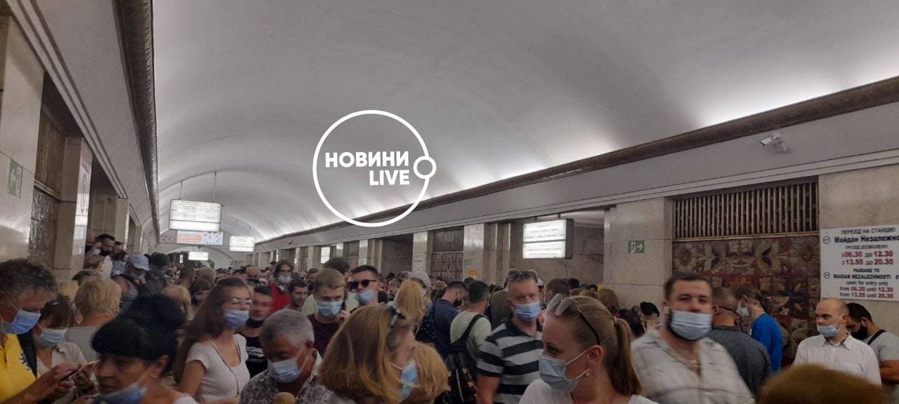 ЧП в метро Киева: поезда остановились, на станциях давка (фото)