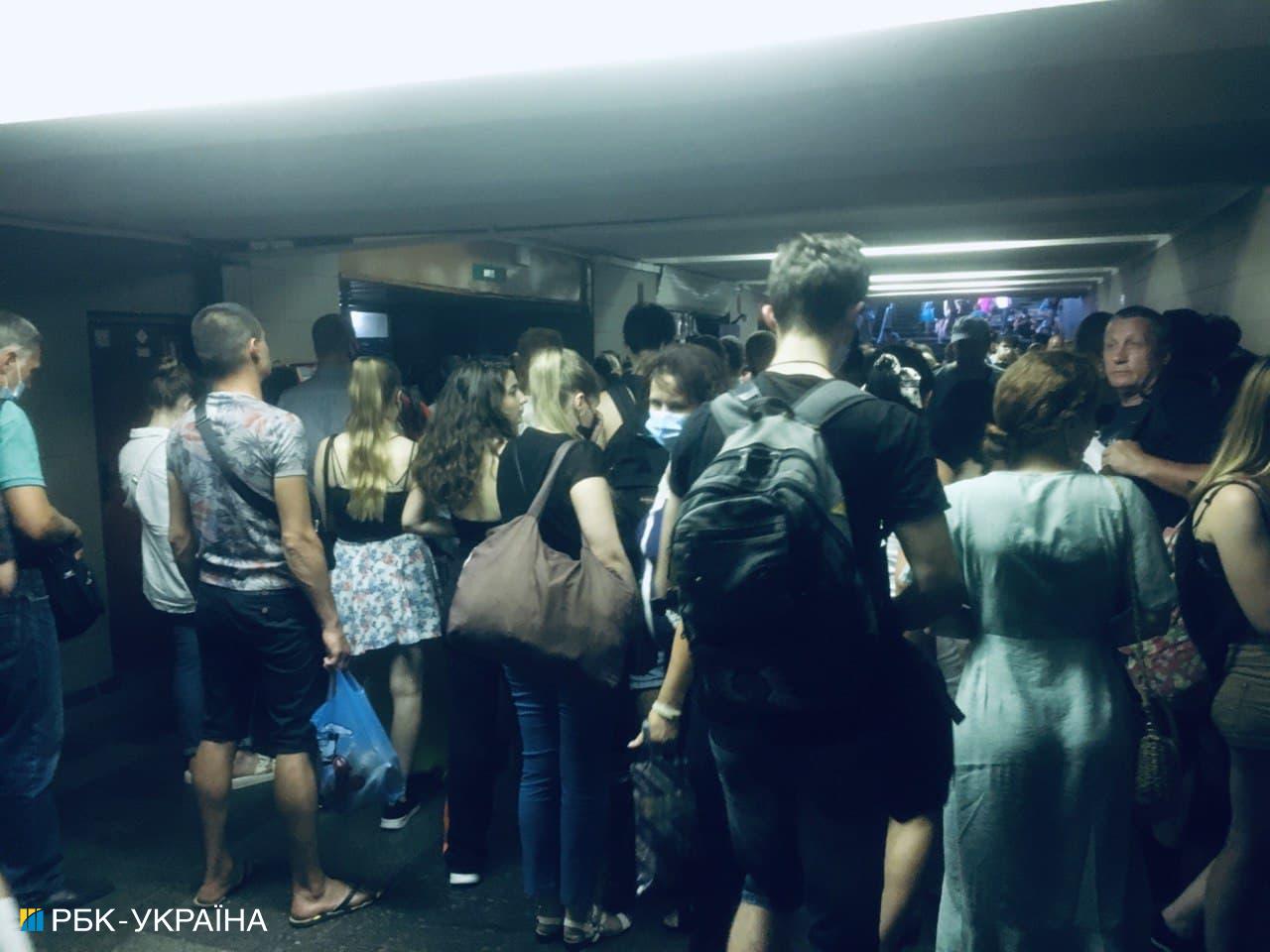 ЧП в метро Киева: поезда остановились, на станциях давка (фото)