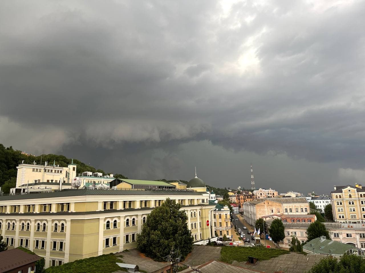 Киев накрыла страшная гроза, город "погрузился во тьму": фото и видео