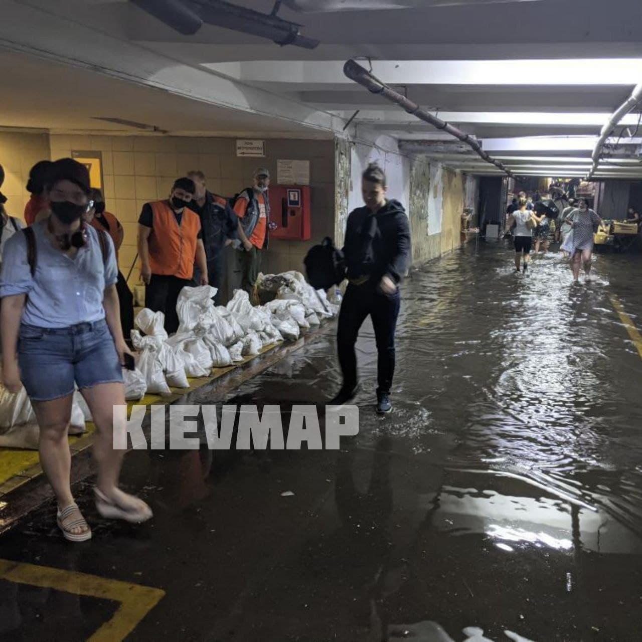 У Києві знову затоплює метро: з'явилися мішки з піском