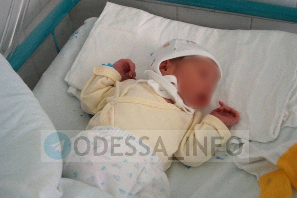 Під Одесою 22-річна мати залишила в пологовому будинку вже другу дитину: що про це думають українці