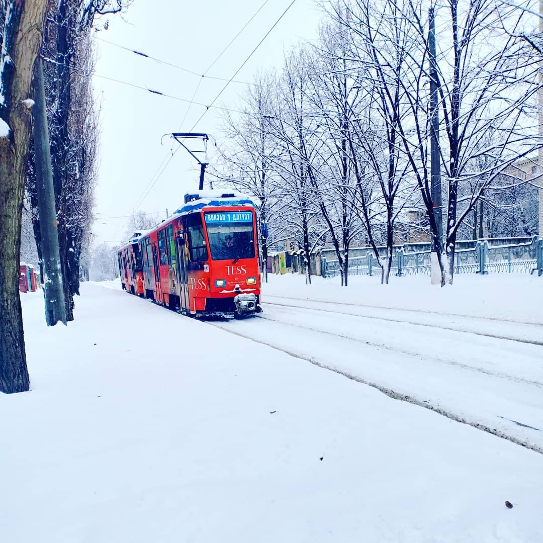 Украина ушла под снег: в сети делятся фото и видео