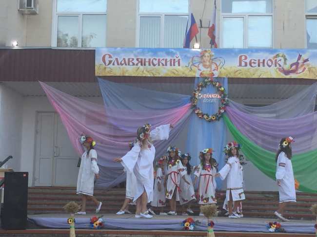 &quot;Спів в кокошниках вирішує проблеми&quot;: у Криму влаштували пропагандистську акцію з дітьми та українським вінком (фото)