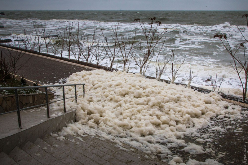 "Бушующая стихия": в сети показали впечатляющие фото шторма в Одессе
