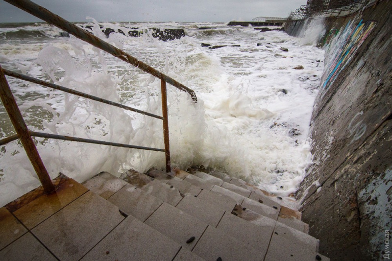 "Бушующая стихия": в сети показали впечатляющие фото шторма в Одессе
