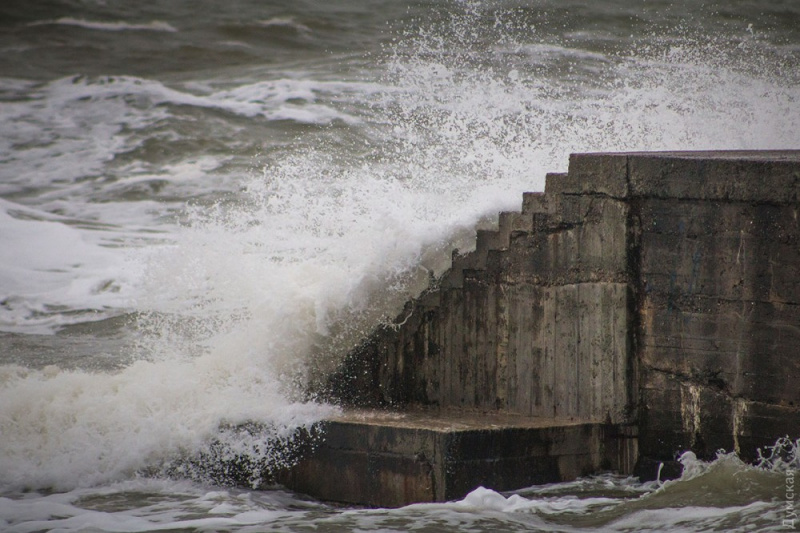 "Бушующая стихия": в сети показали впечатляющие фото шторма в Одессе