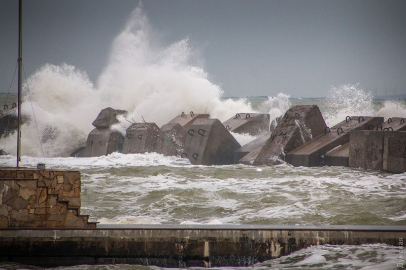 "Бушующая стихия": в сети показали впечатляющие фото шторма в Одессе