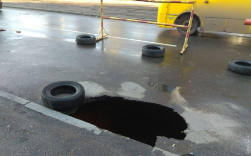 В Одессе посреди проезжей части образовалась огромная пропасть