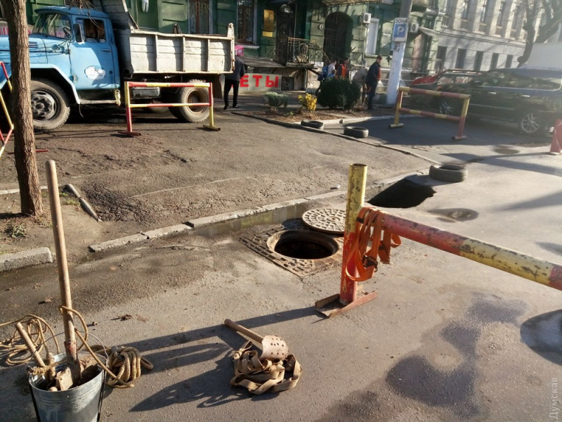 В Одессе посреди проезжей части образовалась огромная пропасть