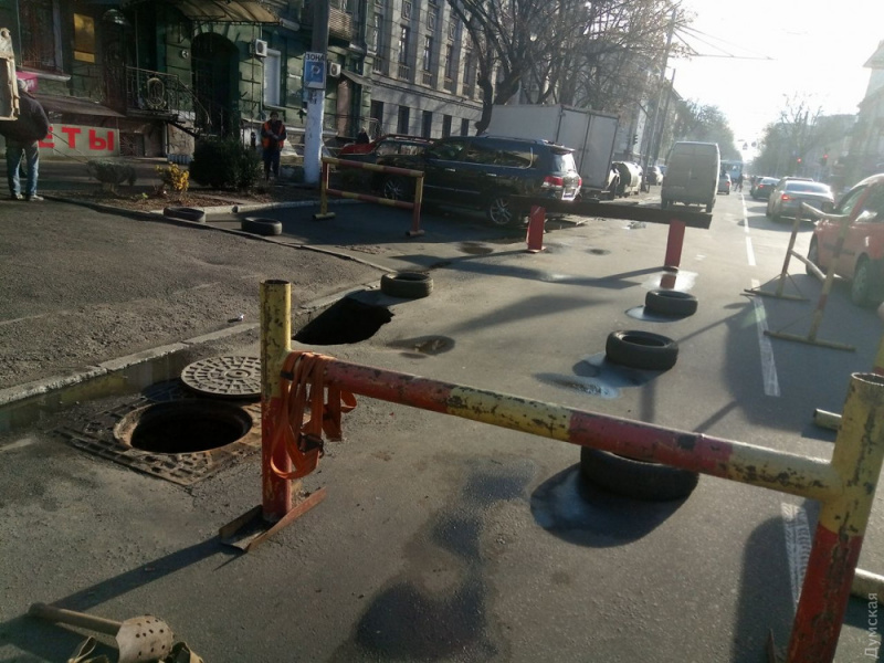 В Одессе посреди проезжей части образовалась огромная пропасть