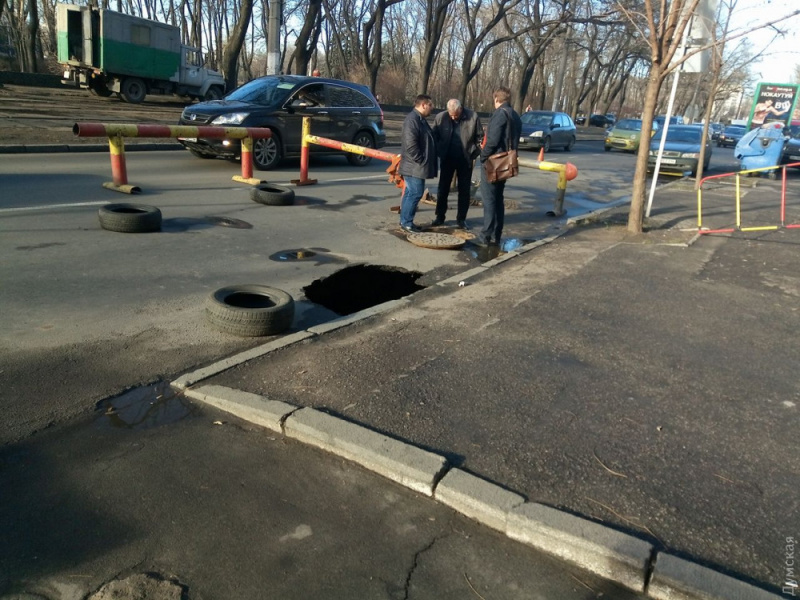 В Одессе посреди проезжей части образовалась огромная пропасть