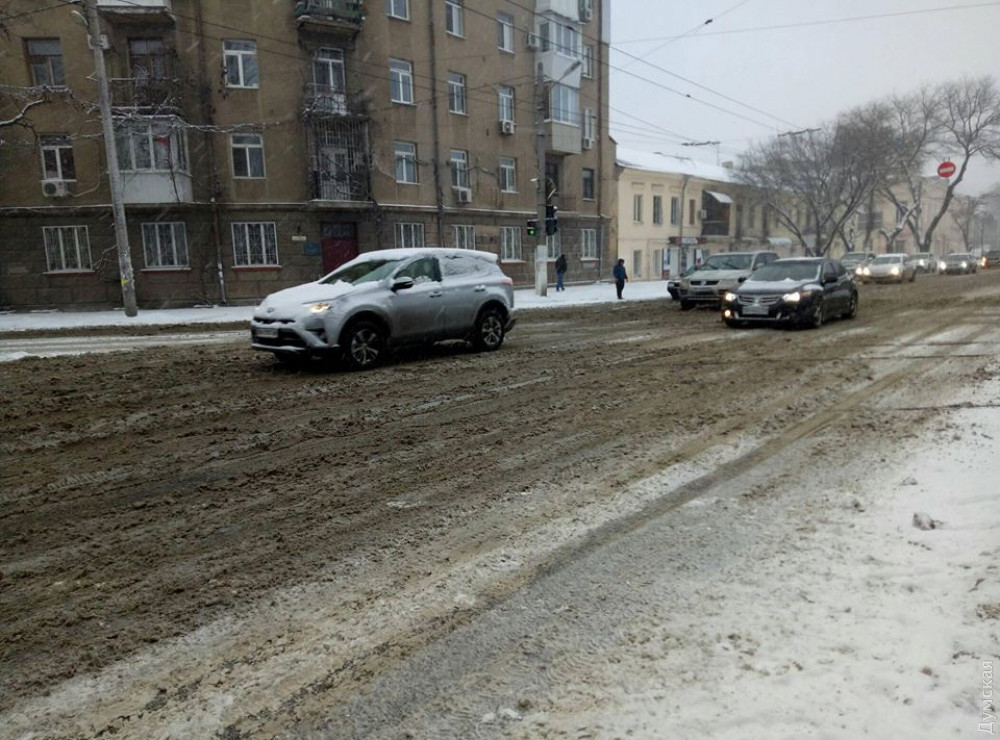 Снегопад в Одессе: непогода парализовала город (видео)