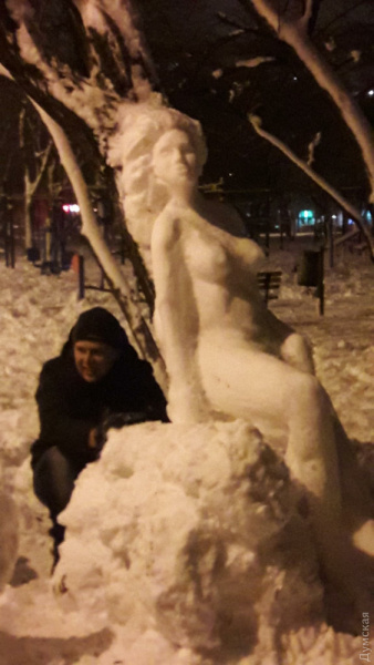 У мережі з'явилися фото "еротичних" сніговиків в Одесі