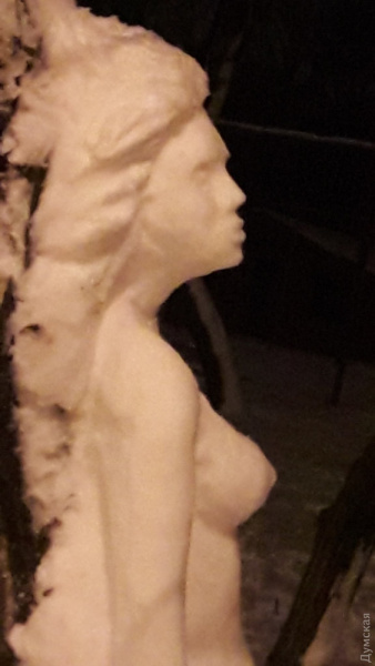 У мережі з'явилися фото "еротичних" сніговиків в Одесі