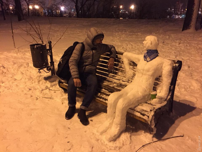 У мережі з'явилися фото "еротичних" сніговиків в Одесі