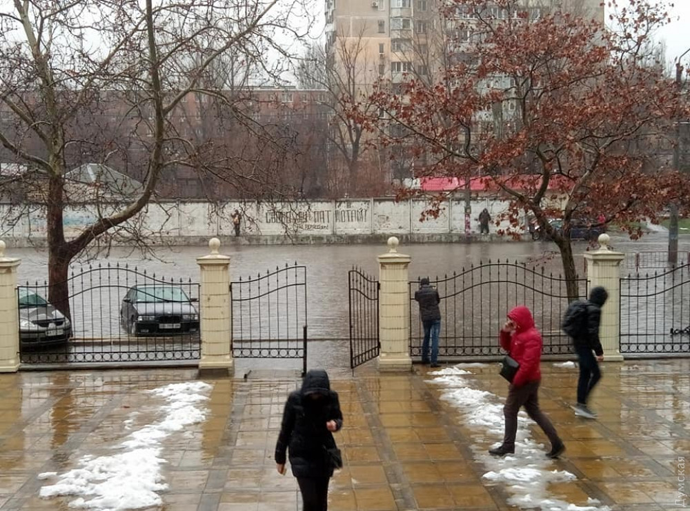 Фонтан посеред міста: в Одесі затопило дві вулиці