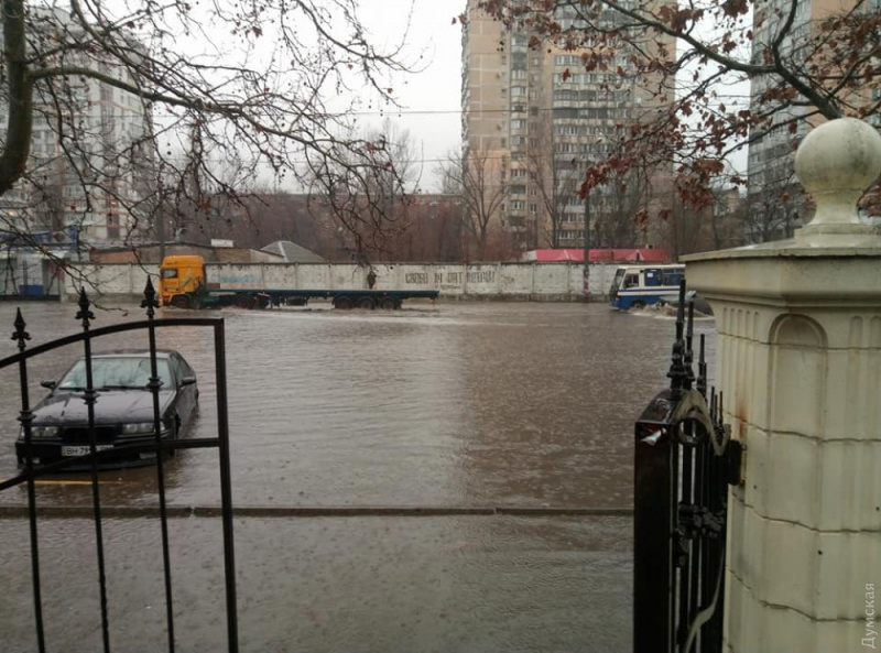 Фонтан посеред міста: в Одесі затопило дві вулиці