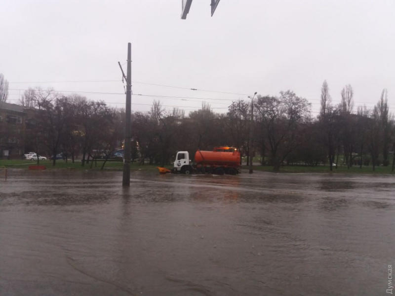 Фонтан посеред міста: в Одесі затопило дві вулиці