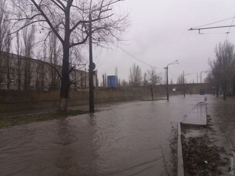 Фонтан посеред міста: в Одесі затопило дві вулиці