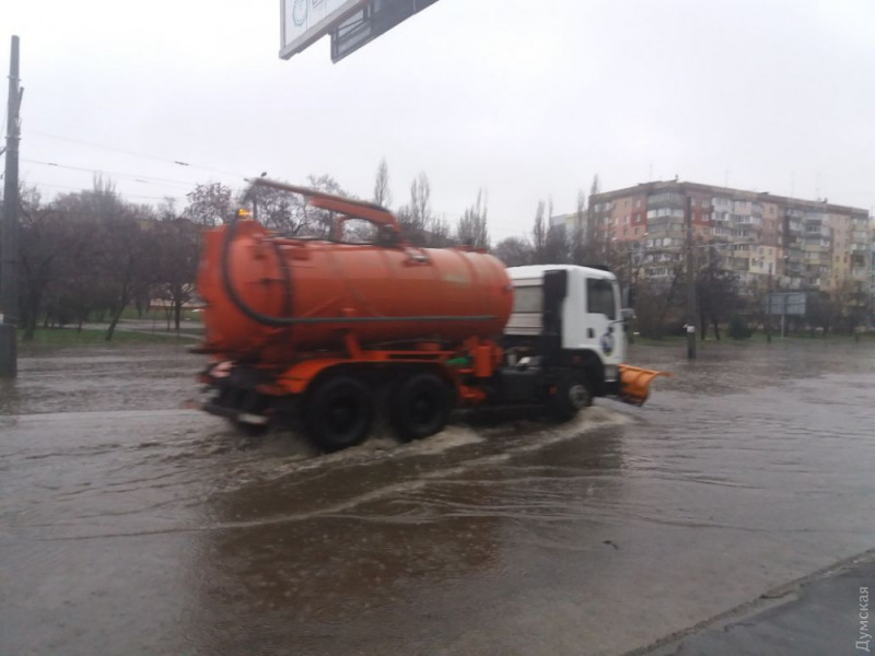 Фонтан посреди города: в Одессе затопило две улицы
