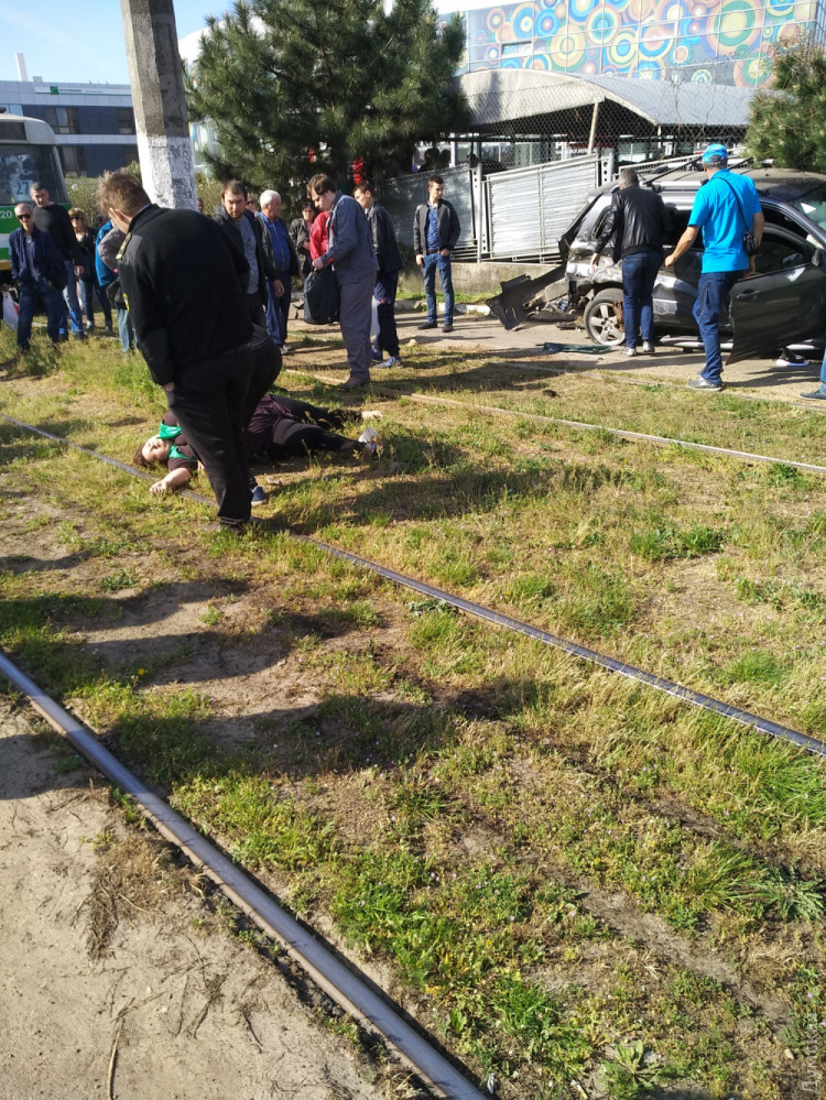 В Одесі джип не розминувся з трамваєм: жінка отримала травми (фото)