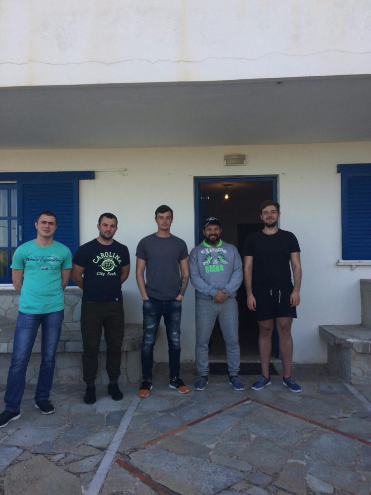 Почетный консул Пантелис Бумбурас помогает 16 задержанным одесским морякам в Греции