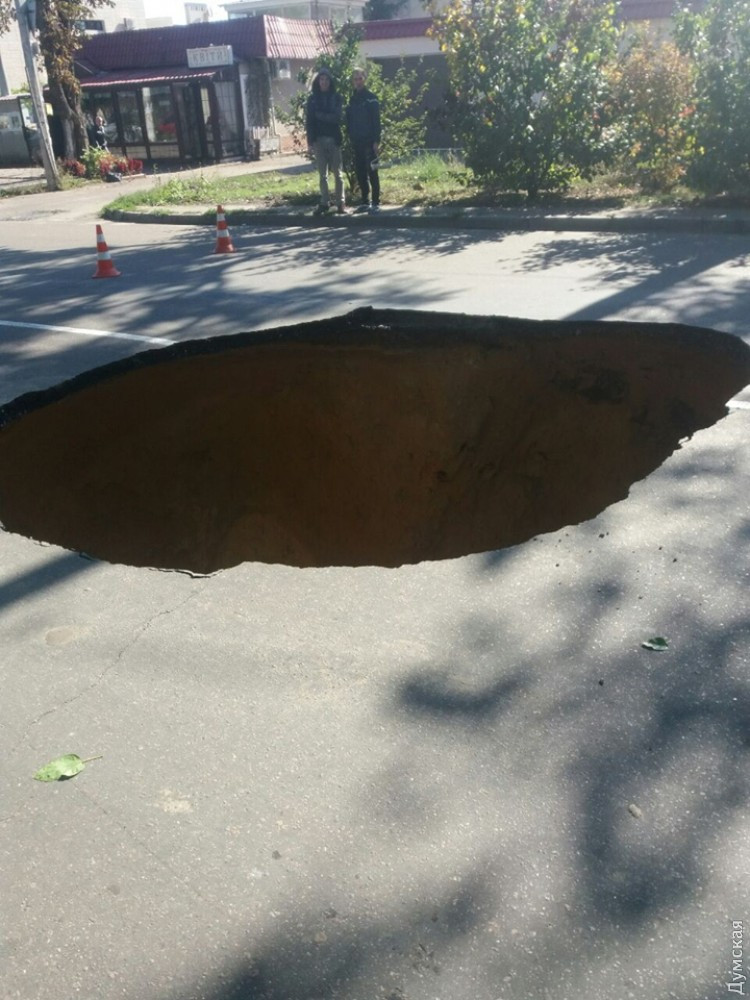 В Одесі серед проїжджої частини виник величезний провал (фото, відео)