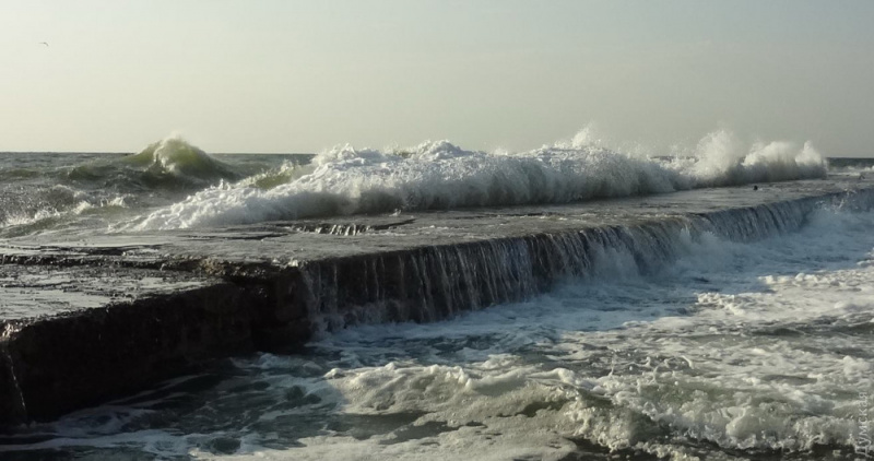 Обвиняют администрацию: в Одессе ищут мужчину, которого смыло волной в море