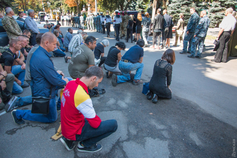 Остались трое детей: в Одессе попрощались с погибшим на Донбассе морпехом "Гансом" (фото, видео)