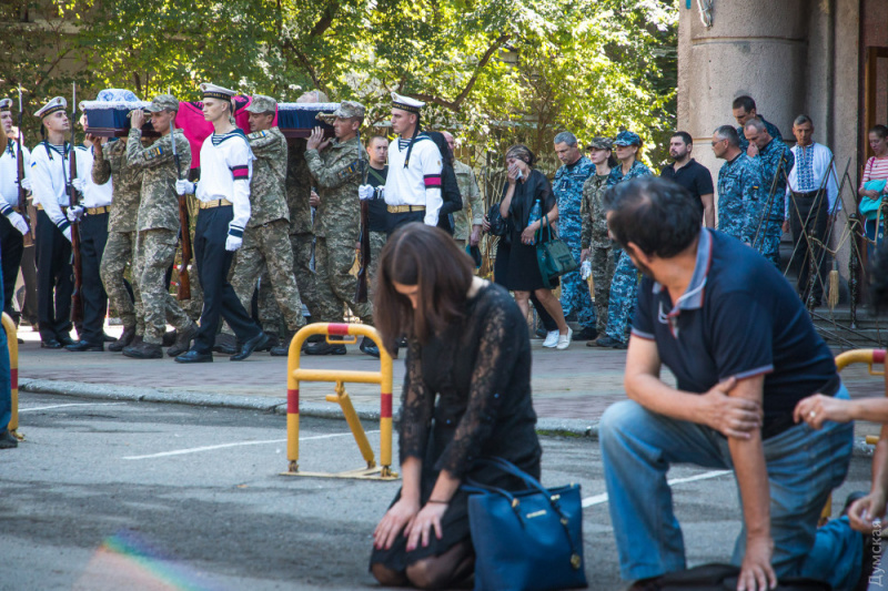 Остались трое детей: в Одессе попрощались с погибшим на Донбассе морпехом "Гансом" (фото, видео)