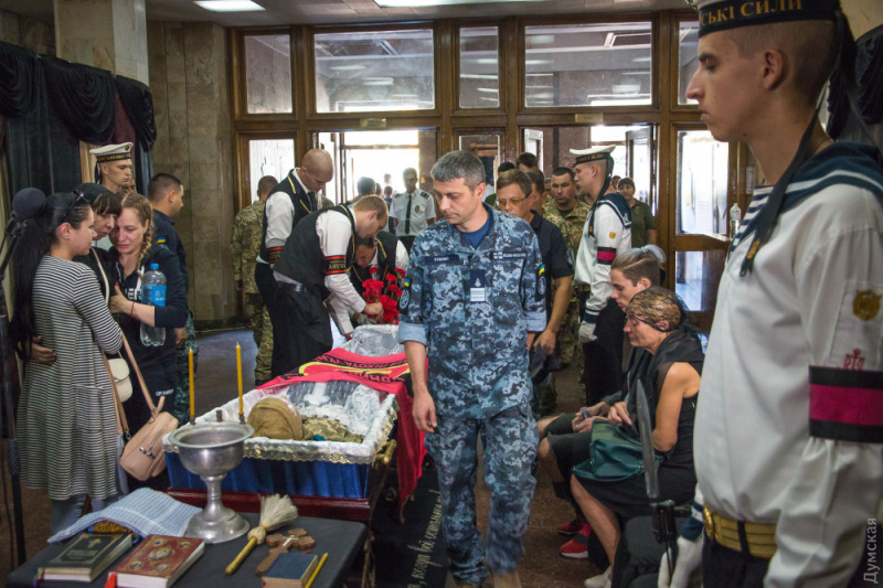Остались трое детей: в Одессе попрощались с погибшим на Донбассе морпехом "Гансом" (фото, видео)